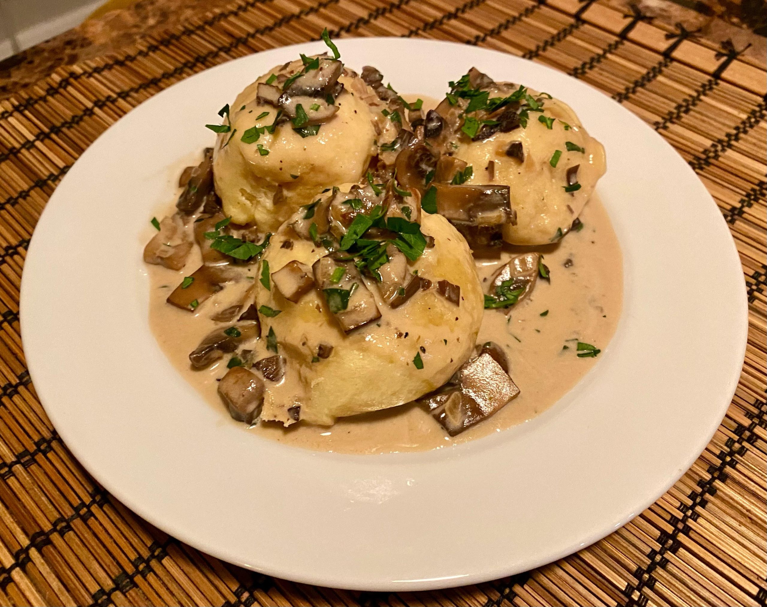 Tejszínes szószos gombócok: élelmiszerbiztonság és zsírtartalom szabályozása